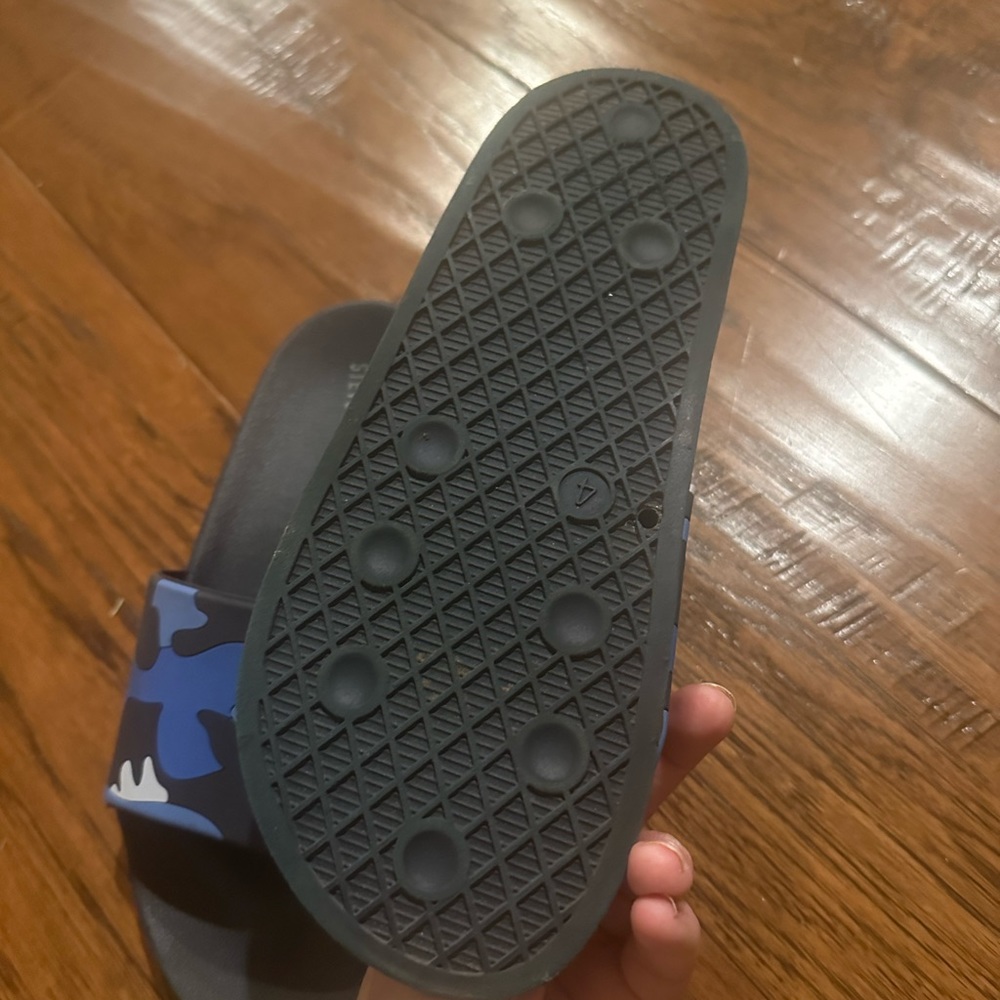Steve Madden boys blue camo slides. Size 4.